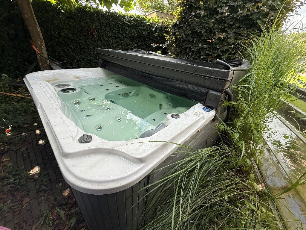 Allseas jacuzzi 5-persoons (2 ligplaatsen) bieden vanaf €450, Ophalen, Gebruikt, Afdekzeil, Vast