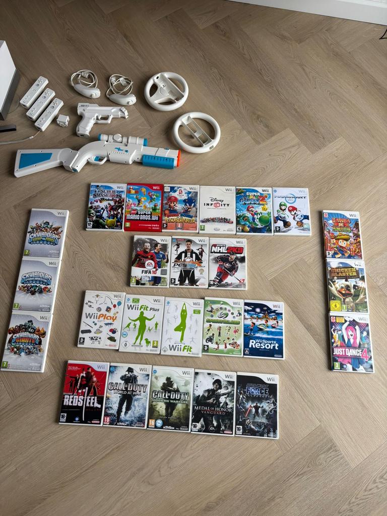 Wii Console met 3 controllers, 25 games en accessoires, Ophalen, Gebruikt, Met 3 controllers of meer, Met games