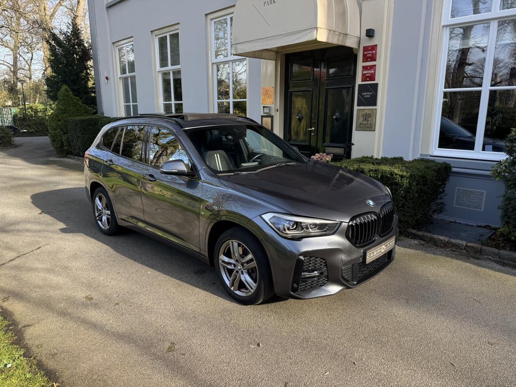 BMW X1 xDrive25e, M-pakket, Pano (bj 2021, automaat), Gebruikt, Bedrijf, Vierwielaandrijving, Hybride Elektrisch/Benzine