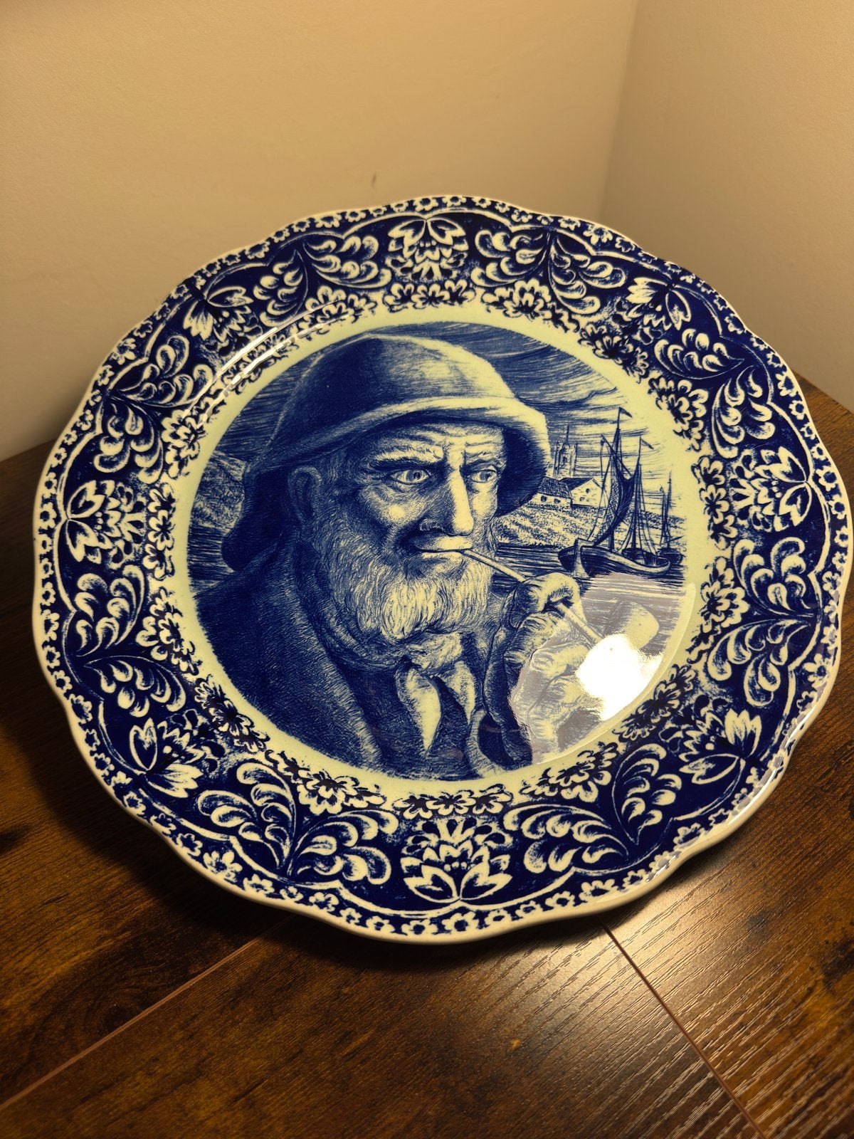Vintage Boch Frères Delfts Blauw Wandbord – Visser met Pijp, Antiek en Kunst, Ophalen of Verzenden