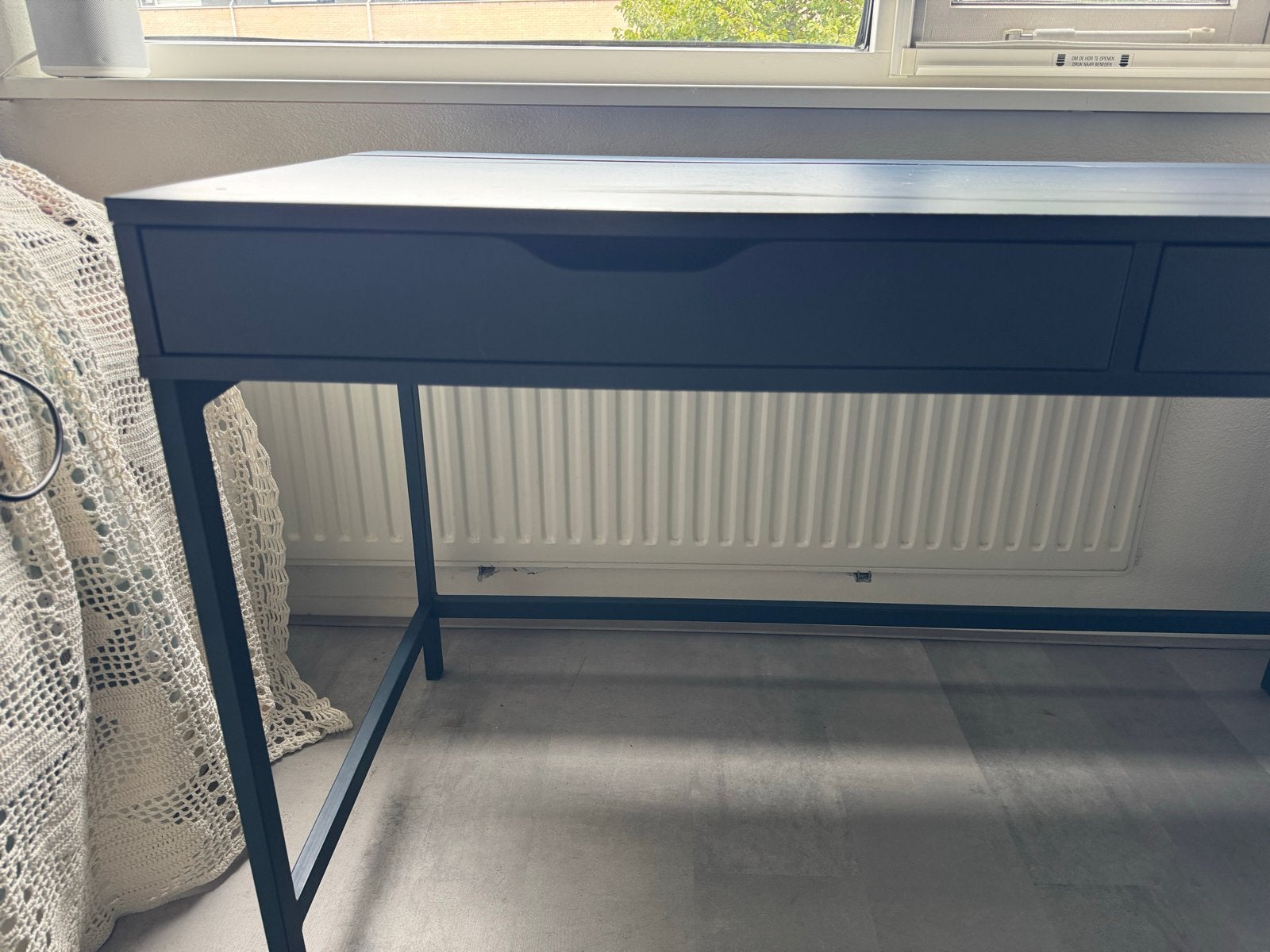 Foto 2 van Donkerblauw Ikea bureau met lades en kabelgoot