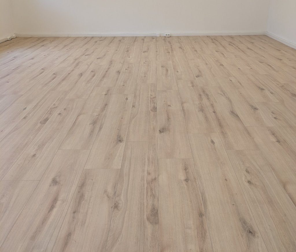 MOET WEG! Laminaat - Hoge kwaliteit - V-groef - 102 planken, Doe-het-zelf en Verbouw, Ophalen, Overige materialen, 50 tot 150 cm