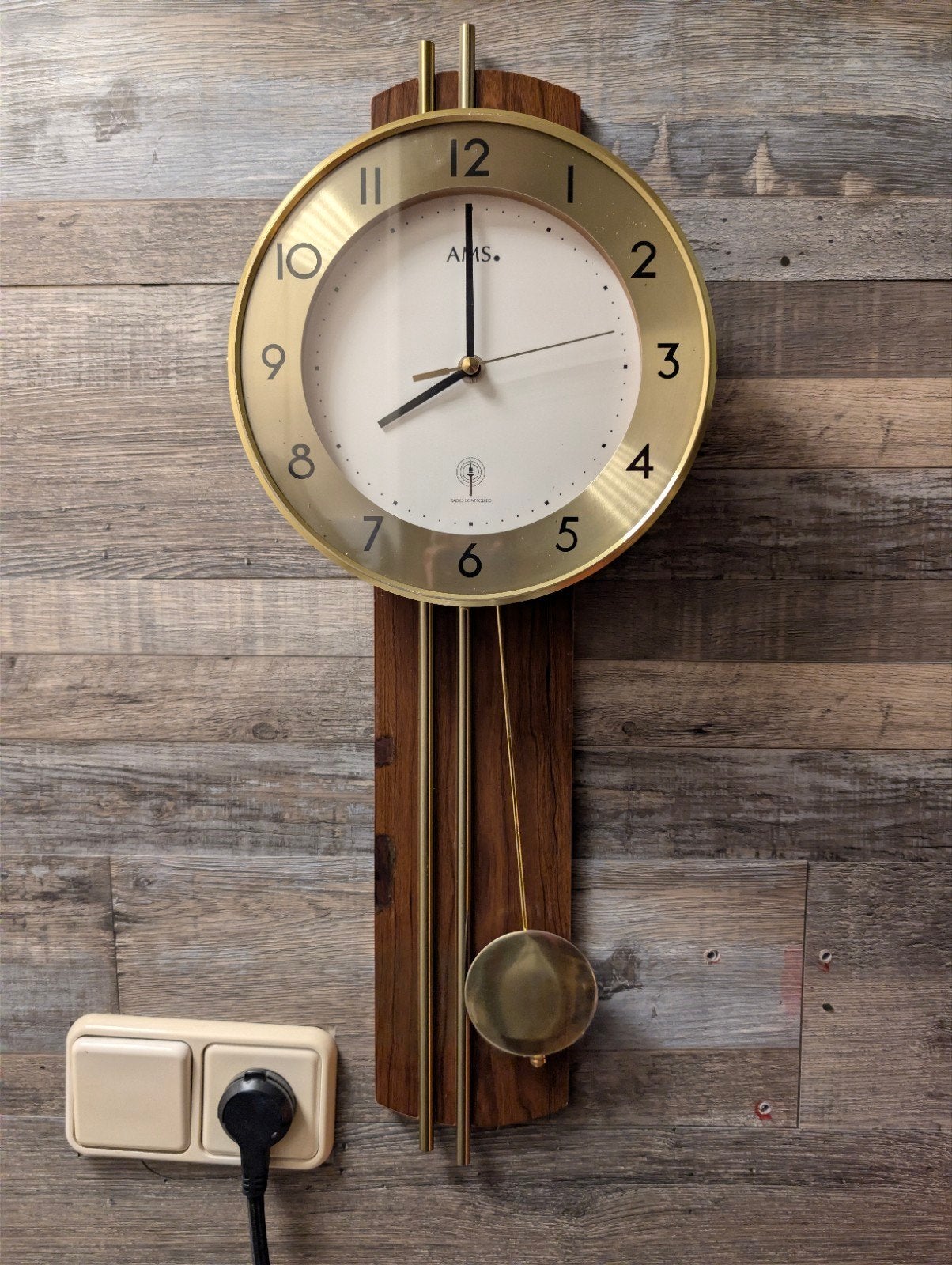 AMS Radio Controlled Wandklok met Slinger mid century stijl, Ophalen of Verzenden
