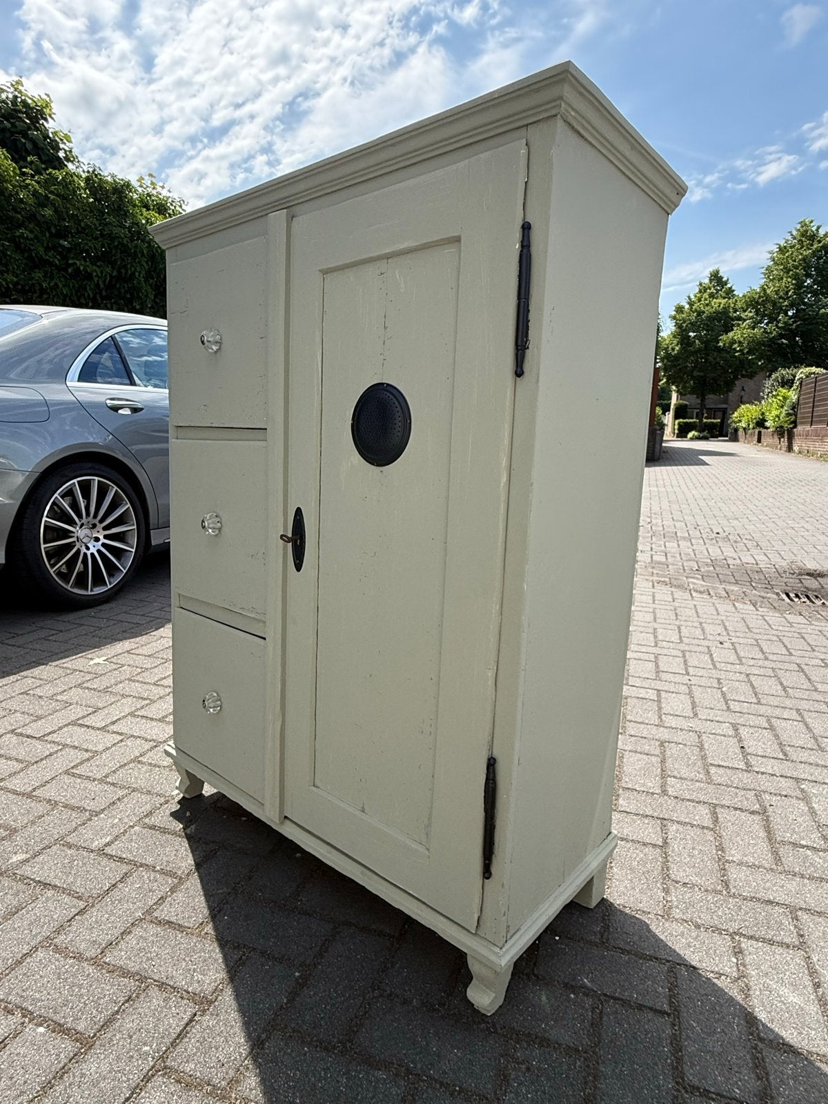 Antieke broodkast met lades en deur, Ophalen