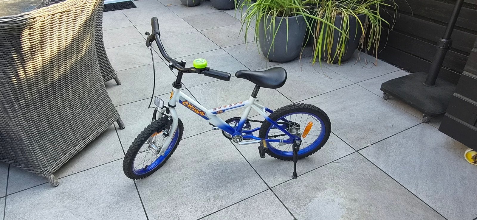 Kinderfiets 16 inch - Wit/Blauw - Zo goed als nieuw, Fietsen en Brommers, Fietsen | Kinderfietsjes, Ophalen, Zijwieltjes, 16 tot 20 inch