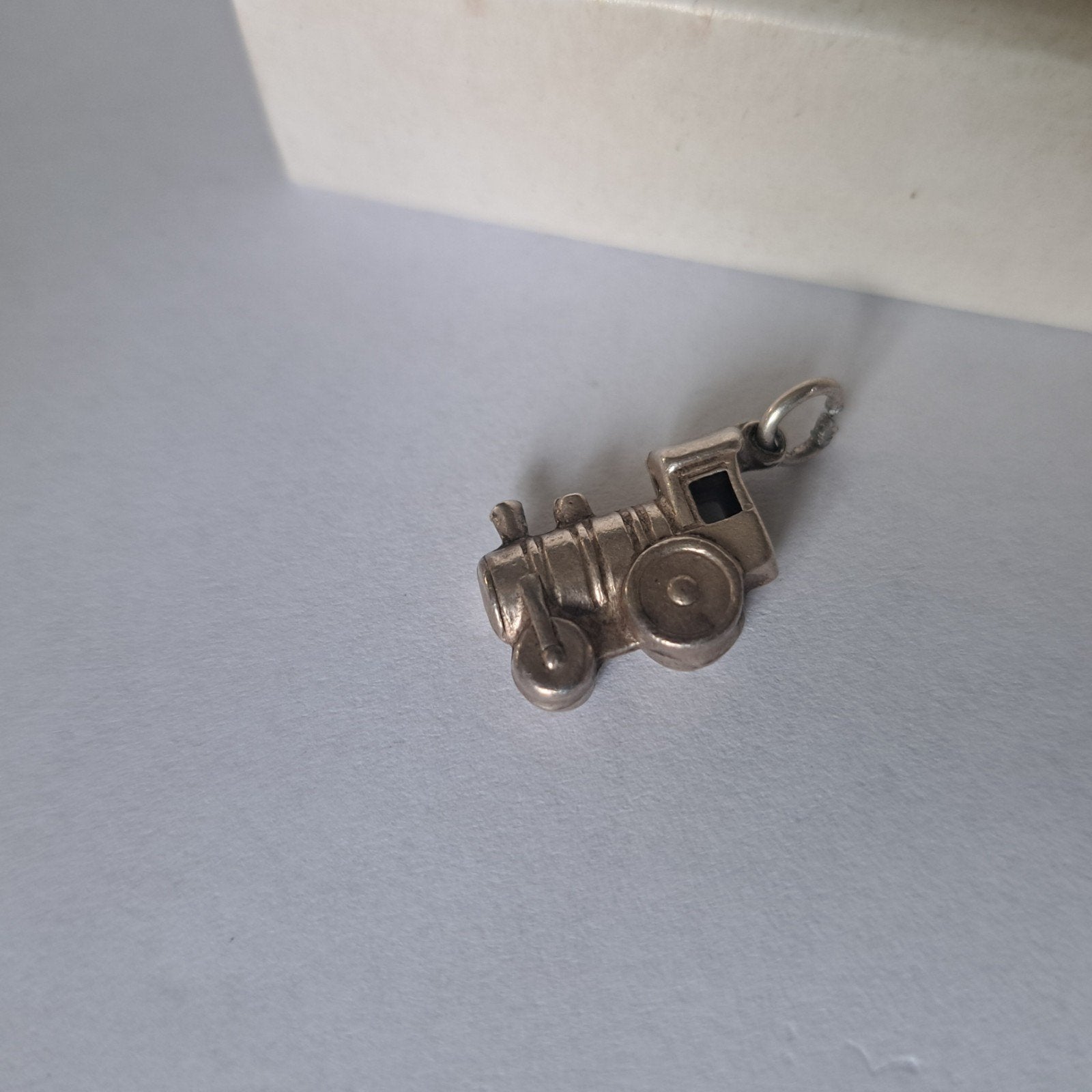 Oude bedel zilver gekeurd locomotief, Sieraden, Tassen en Uiterlijk, Antieke sieraden, Verzenden, Zilver, Hanger