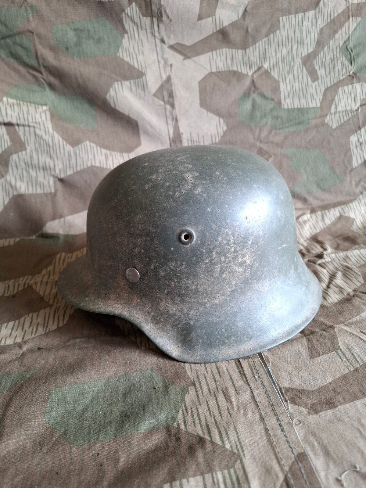WO2 Duitse M42 camo helm inclusief liner ring, Verzamelen, Ophalen of Verzenden, Duitsland, Helm of Baret
