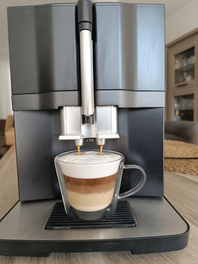 Mooi koffiebonen machine Siemens EQ3 s 300, Gebruikt, Koffiemachine, 4 tot 10 kopjes, Afneembaar waterreservoir
