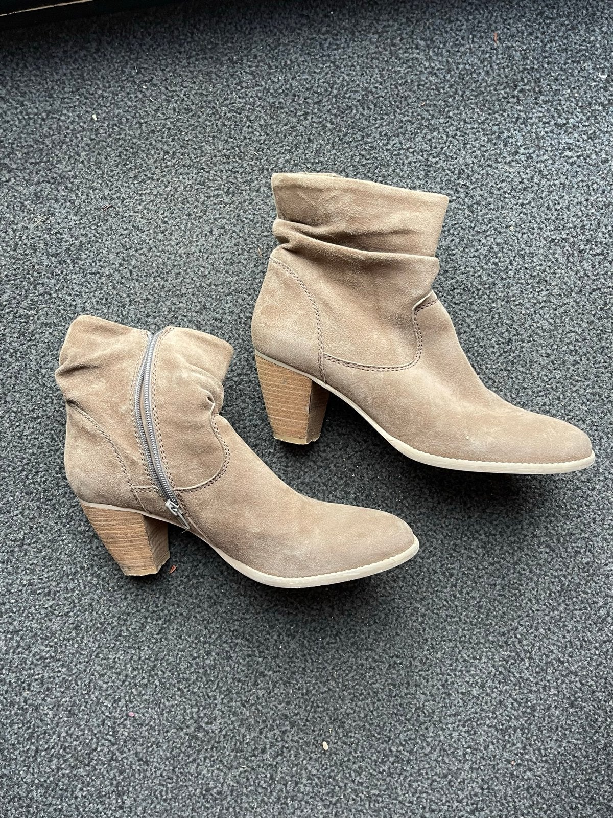 Taupe suède enkellaarzen met hak - Maat 41, Overige kleuren, Lage of Enkellaarzen, Ophalen of Verzenden, Gedragen