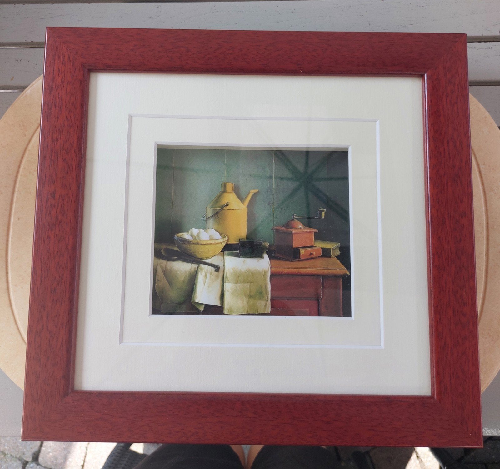 Ingelijste print: stilleven met koffiemolen en kan, Huis en Inrichting, Ophalen, Minder dan 50 cm, Gebruikt, Print