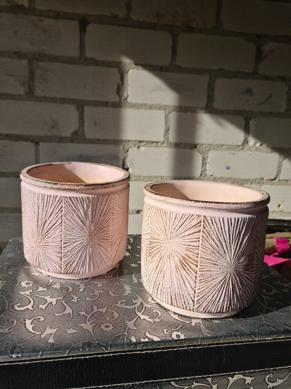 Twee bloempotten zalmroze stermotief in reliëf, Rond, Ophalen of Verzenden, Aardewerk, Minder dan 40 cm