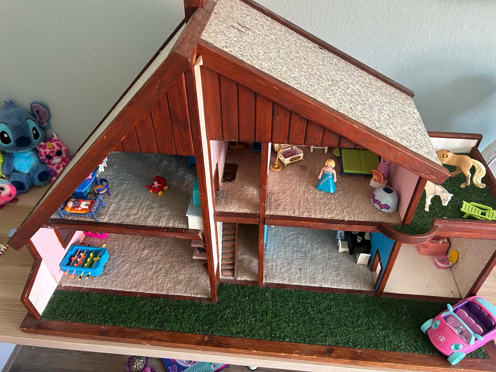Groot houten poppenhuis met meubels en accessoires, Ophalen of Verzenden, Gebruikt, Poppenhuis