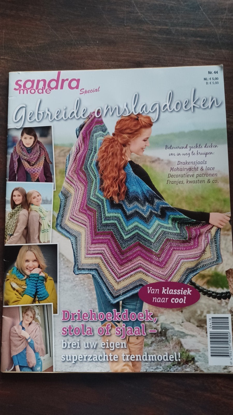 Sandra: omslagdoeken, stola's en sjaals breien, Ophalen of Verzenden, Zo goed als nieuw, Breien, Patroon of Boek