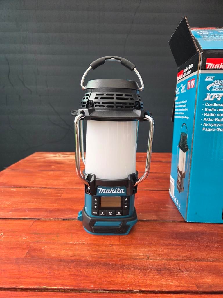 Makita DMR055 Accu-Radio met Lantaarn - Nieuw in doos, Ophalen of Verzenden, Zo goed als nieuw, Bouwradio