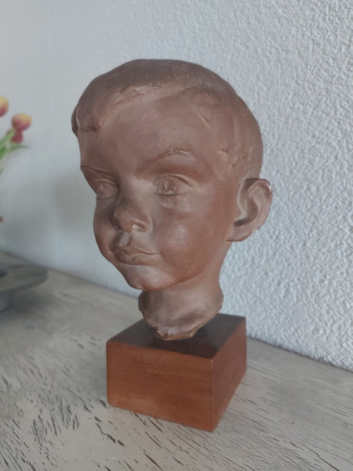 Vintage terracotta buste van een jongen op houten sokkel, Ophalen, Minder dan 20 cm, Buste, Bruin