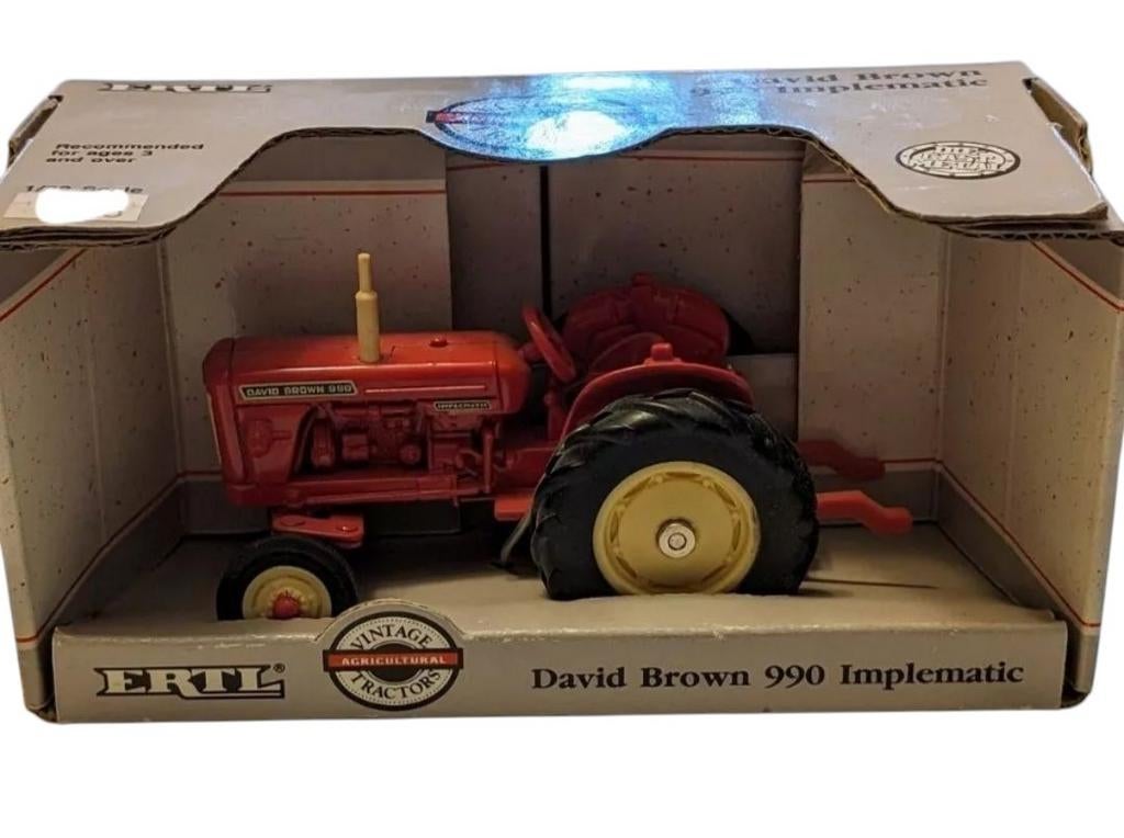 Britains 04180 DAVID BROWN  990 implematic U.S.A Versie, Hobby en Vrije tijd, Modelauto's | 1:32, Nieuw, Tractor of Landbouw, Britains