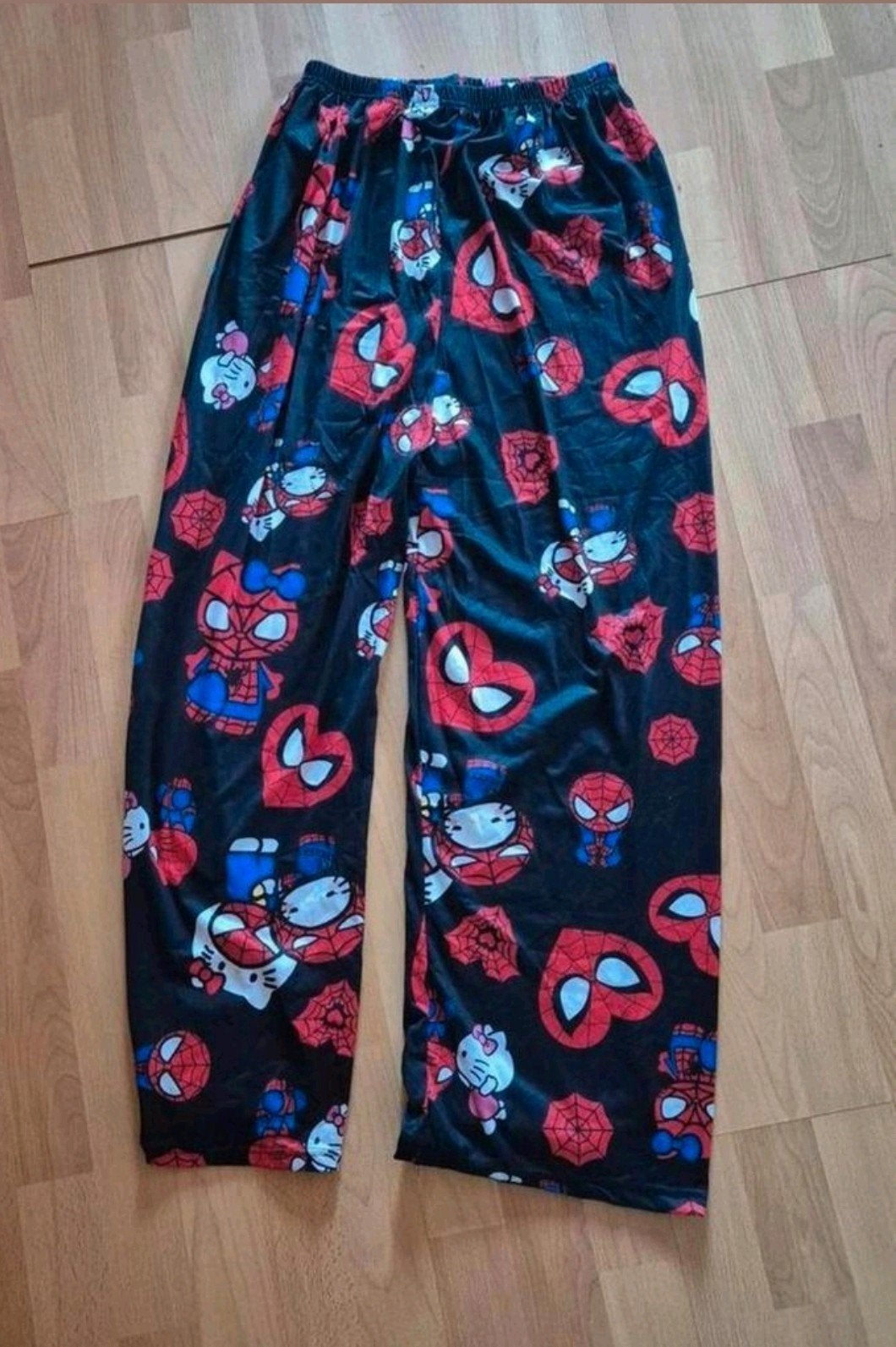 Leuke pyjamabroek XS/S Spiderman en Hello Kitty print., Kleding | Dames, Pyjama's, Ophalen of Verzenden, Nieuw, Maat 36 (S)