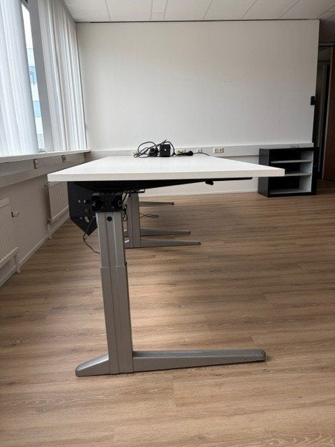 Ahrend elektrisch verstelbare bureaus (2x) - wit zilver, Ophalen, Elektrisch, Gebruikt, 180 cm