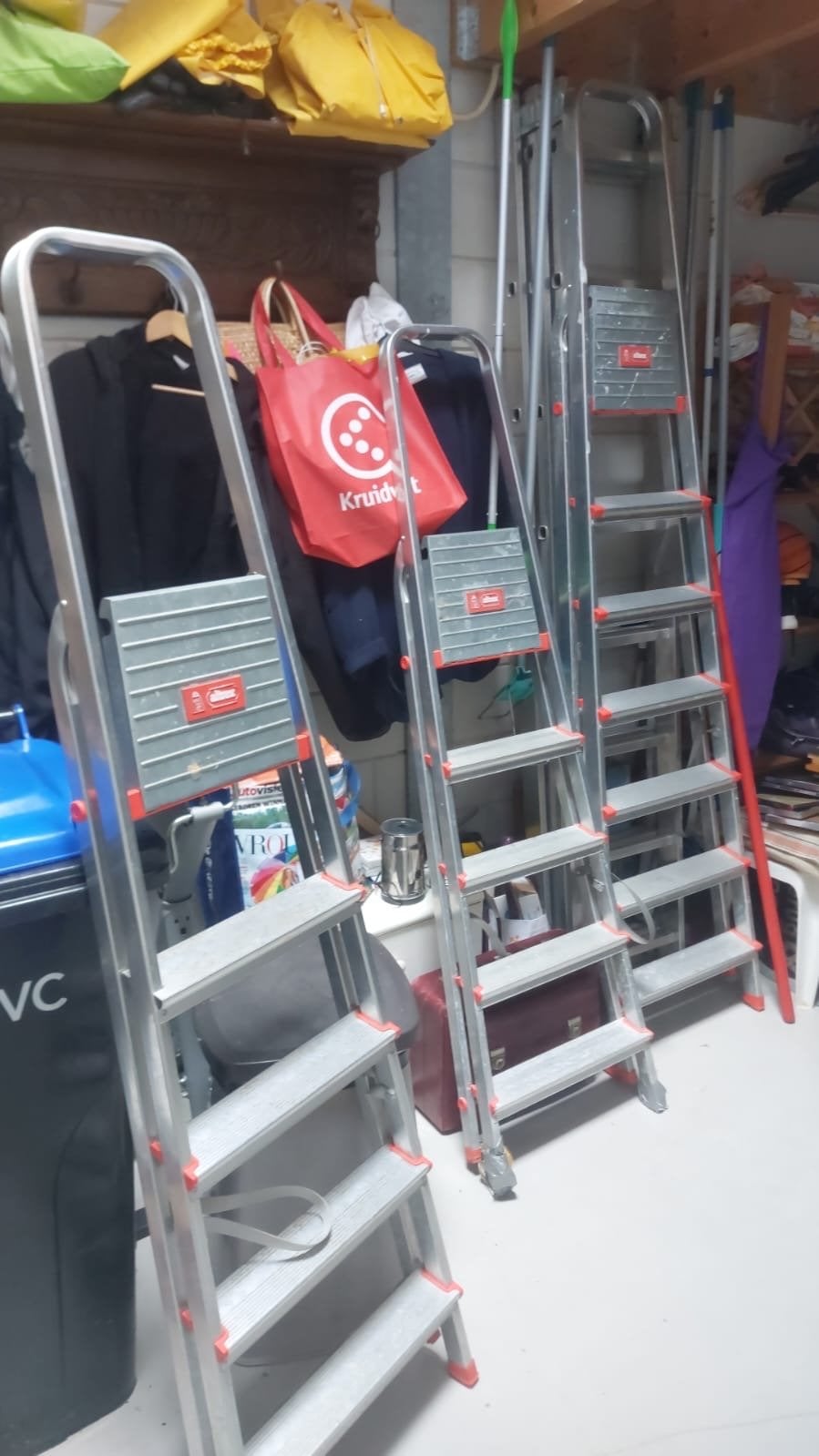 Altrex Huishoudtrap 4 Tredes + Plateau, Doe-het-zelf en Verbouw, Ladders en Trappen, Ophalen, Gebruikt, Trap, Minder dan 2 meter