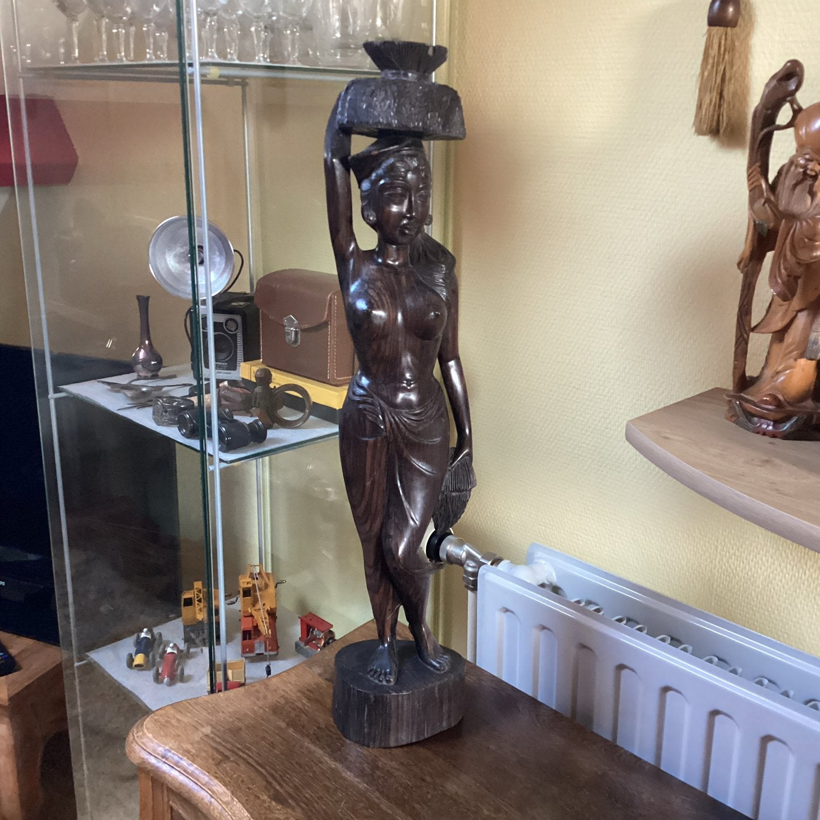 Houten beeld van vrouw met mand op hoofd, 62H, voor 7 euro., Handgemaakt, Beeld, Hout, Bruin