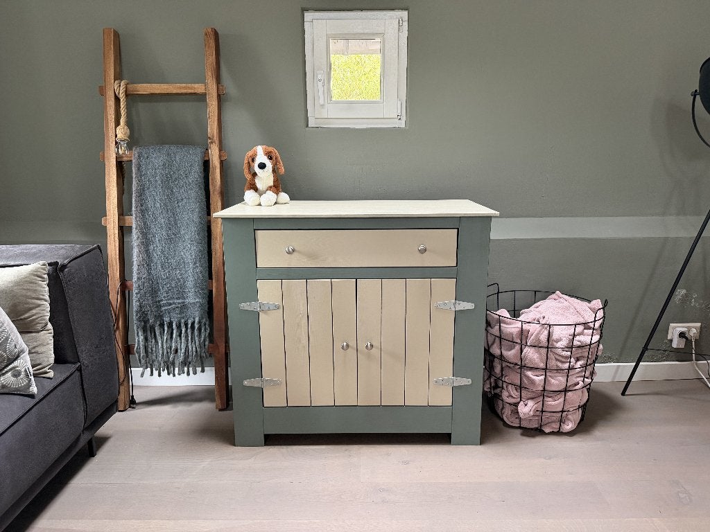 Unieke opgeknapte commode | Saliegroen | Personaliseerbaar, Ophalen, 50 tot 70 cm, Voetruimte, 100 cm of meer