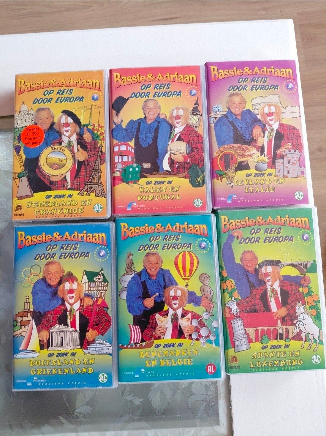 Bassie & Adriaan - Op Reis Door Europa Complete VHS set, Cd's en Dvd's, Ophalen of Verzenden, Gebruikt, Serie, VHS