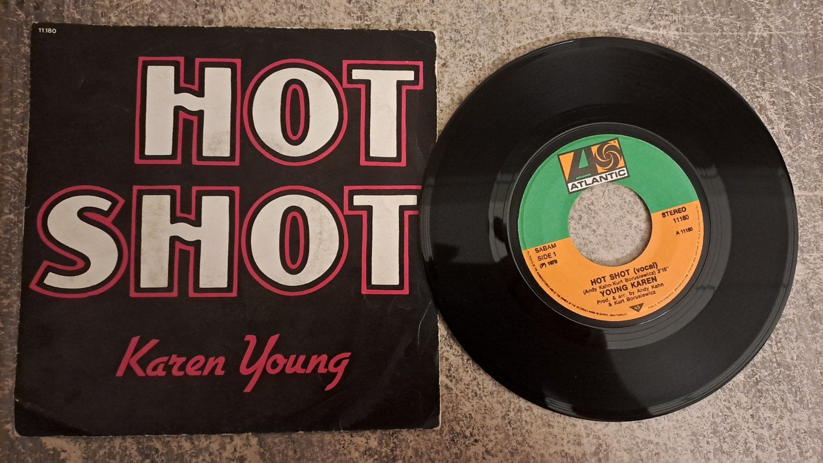 Karin young  - hot shot, Cd's en Dvd's, Gebruikt, 7 inch, Pop, Fotohoes