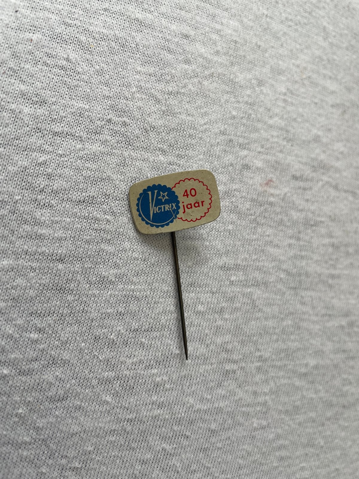 Vintage Victrix 40 Jaar Speldje - Uniek Verzamelobject, Verzamelen, Speldjes, Pins en Buttons, Ophalen of Verzenden, Gebruikt