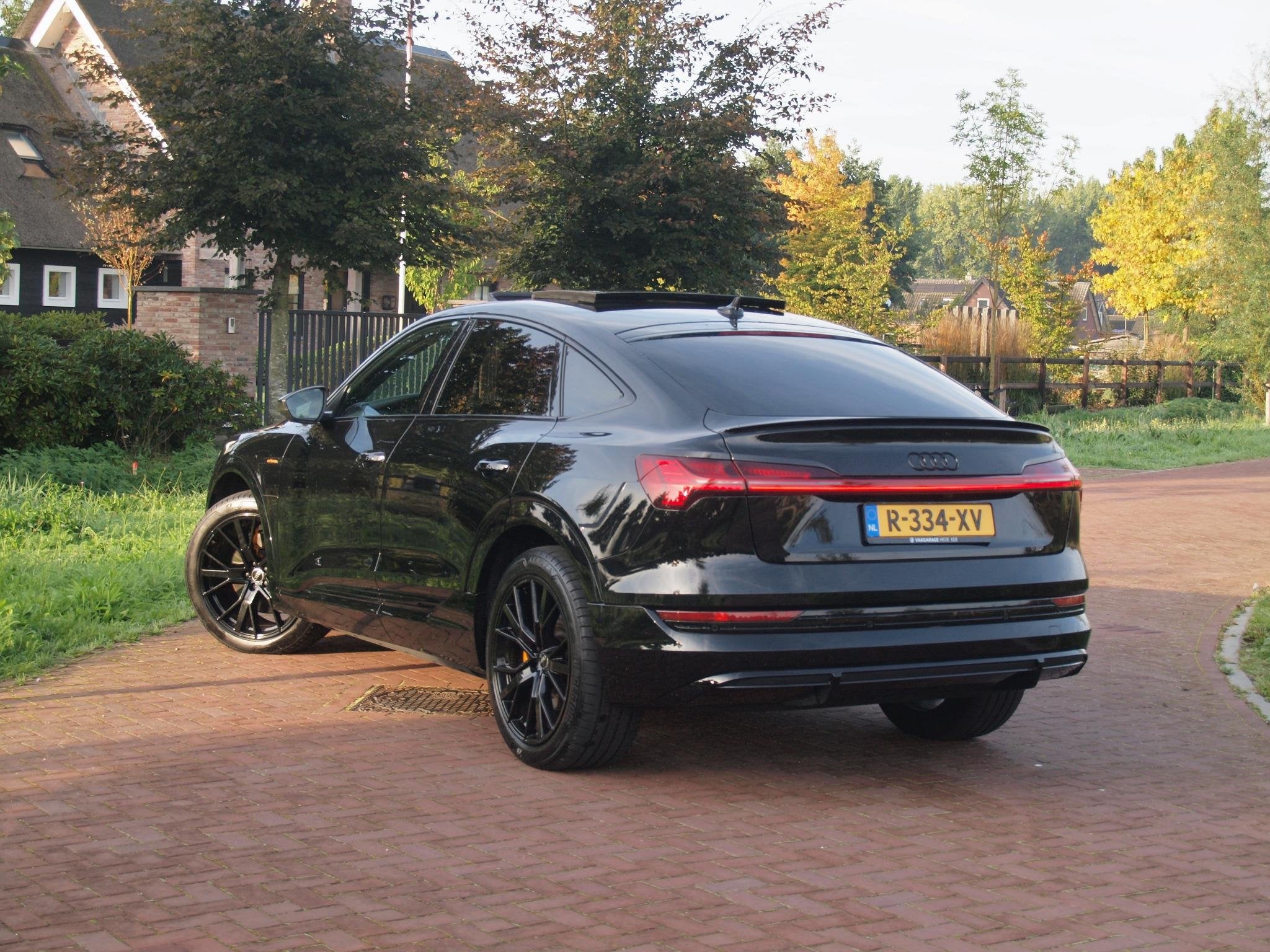 Audi e-tron Sportback 55 quattro S edition 95 kWh | Panorama, Automaat, 131 €/maand, Zwart, 95 kWh