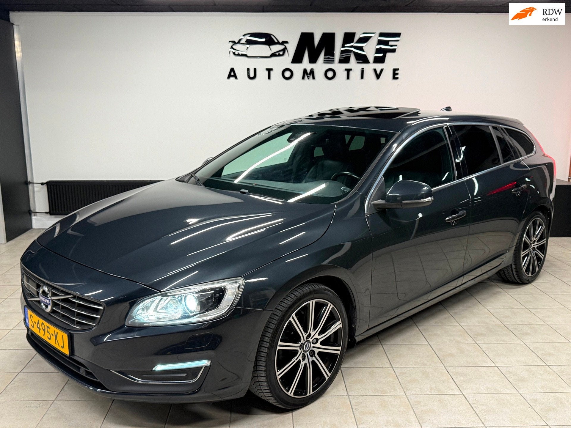 Volvo V60 2.0 T5 Ocean Race 2015 ECC/XENON/LMV/PDC/LEER/NAVI, Auto's, Volvo, Euro 6, 4 cilinders, 1969 cc, Zwart