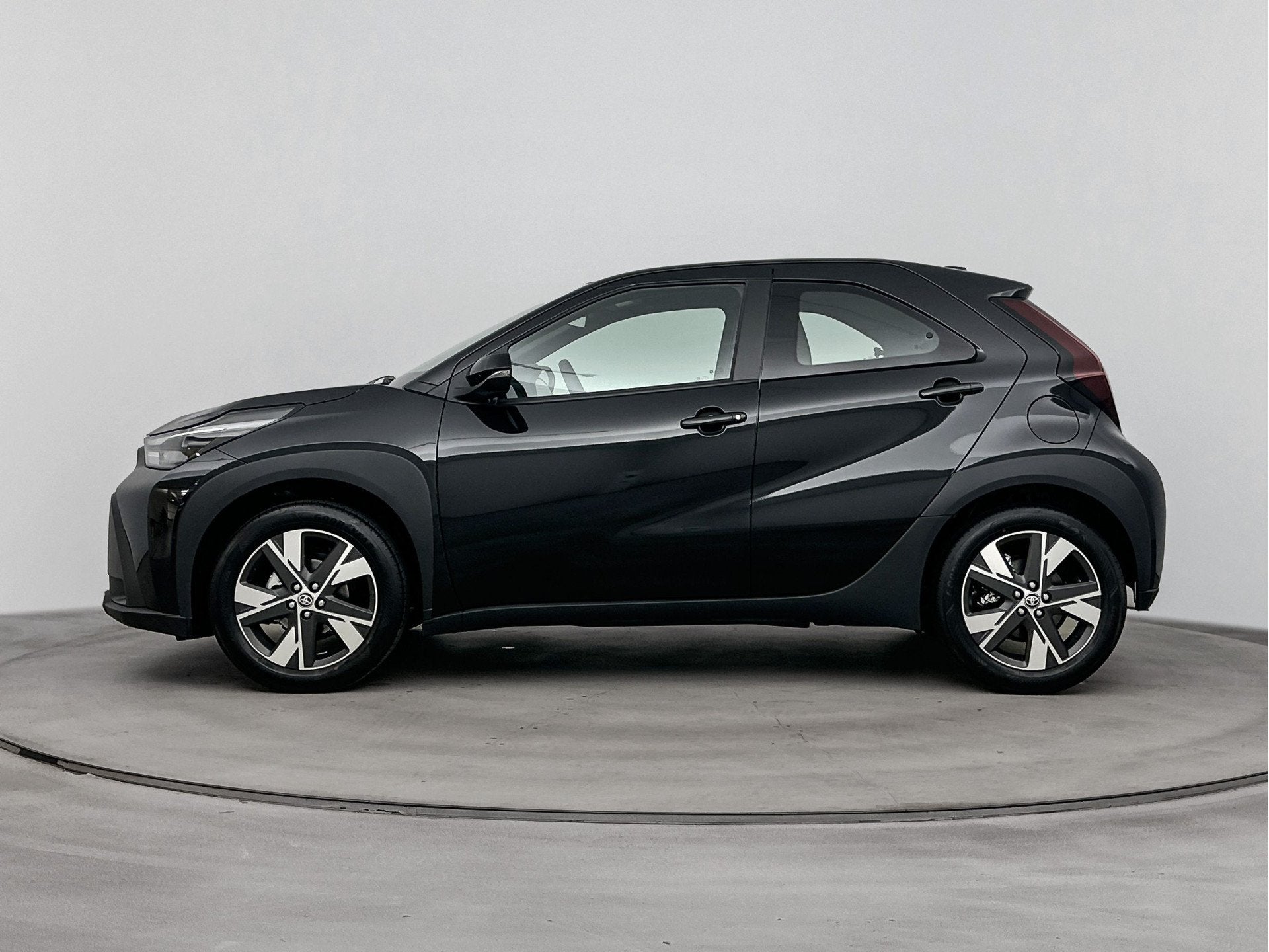 Toyota Aygo X Hybrid 115 play | Apple Carplay & Android Auto, 12 maanden, Stof, Zwart, 4 stoelen