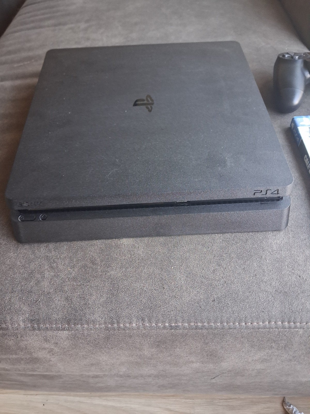 PS4 Slim met controller en Call of Duty WWII