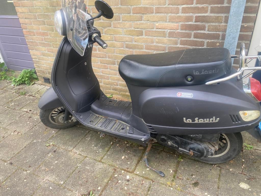 La souris scooter blauw kenteken MOET SNEL WEG!, Fietsen en Brommers, Snorfietsen en Snorscooters, Ophalen, Gebruikt, Benzine