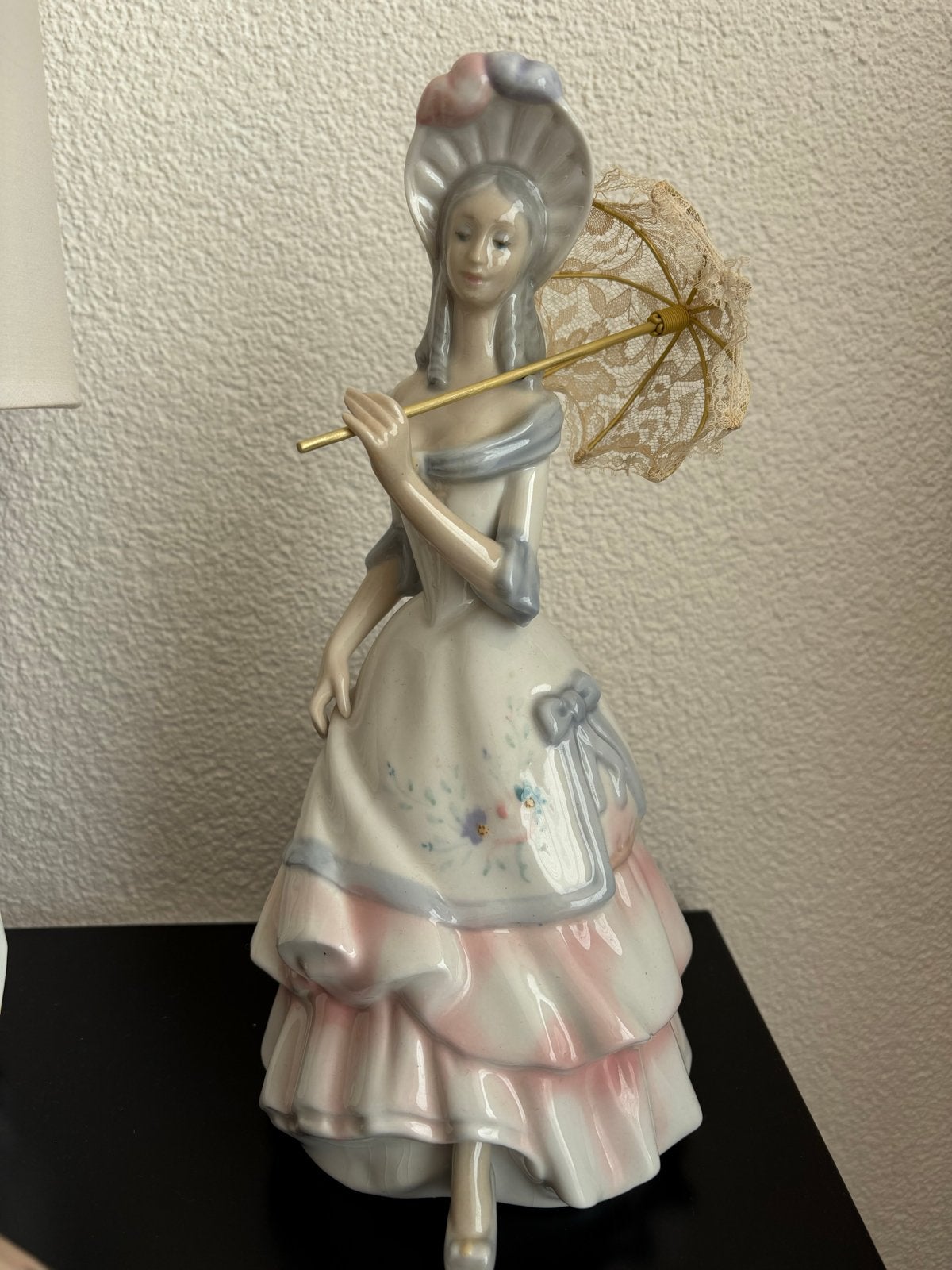 Tengra Porseleinen Beeldje Dame met Parasol, Antiek en Kunst, Ophalen of Verzenden