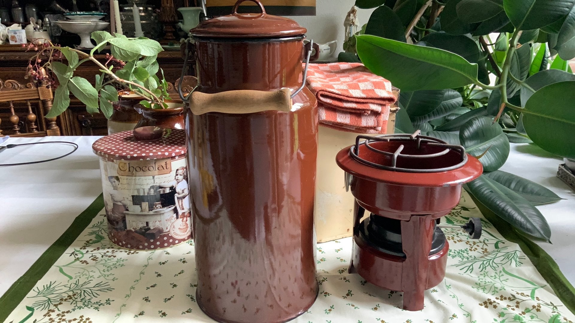 Oude bruin emaille groot formaat melkbus met houten handvat, Ophalen of Verzenden