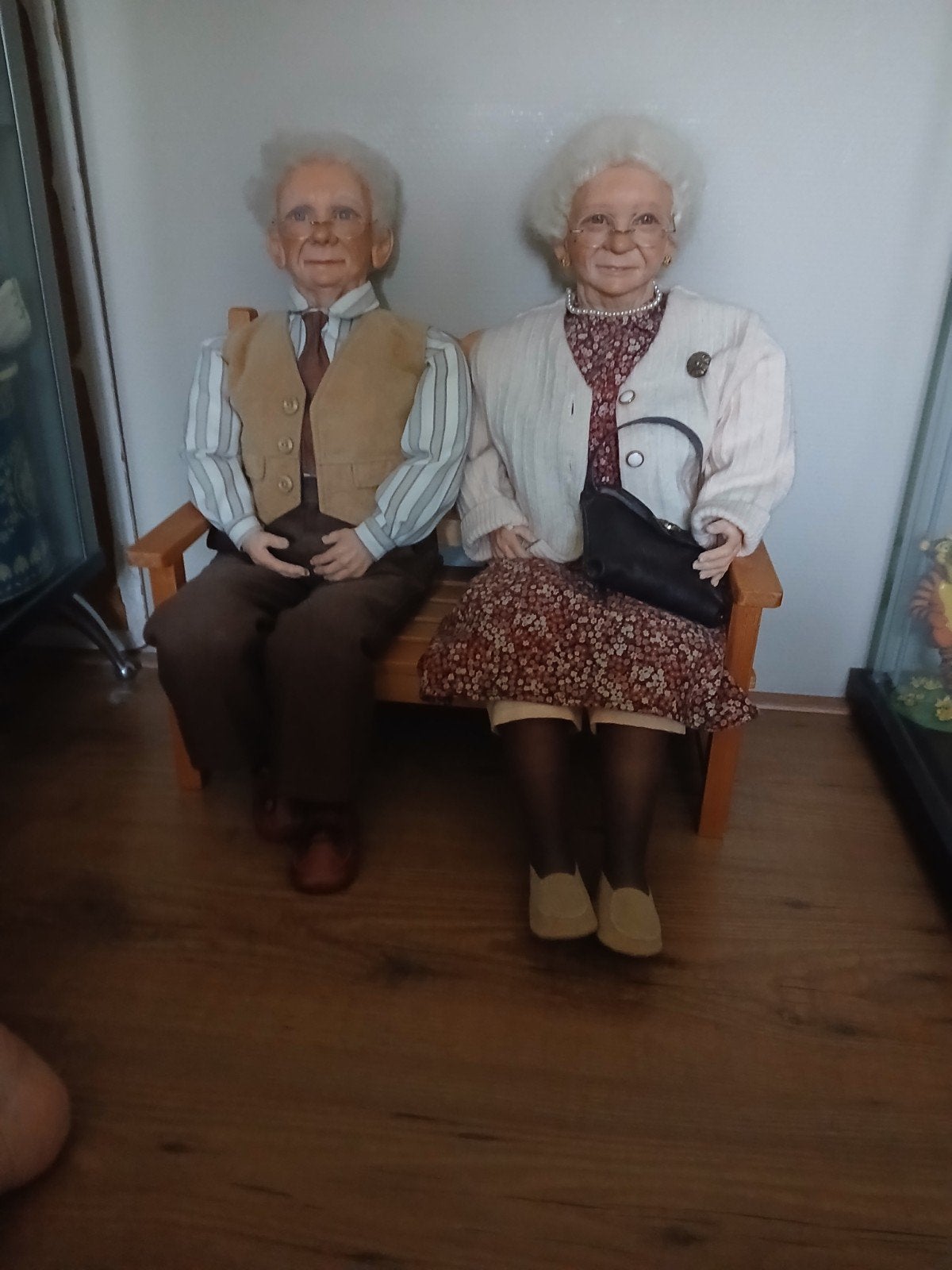 Handgemaakte Opa en Oma Poppen op Bankje met Details, Ophalen, Zo goed als nieuw, Pop, Levensecht of Reborn