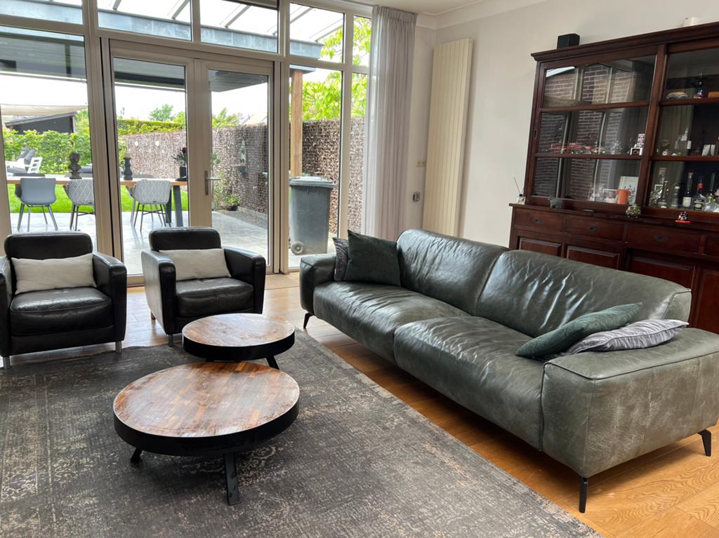 Inrichting: fauteuils, bank, salontafels, kleed, vitrinekast, Huis en Inrichting, Ophalen, Zo goed als nieuw, Leer