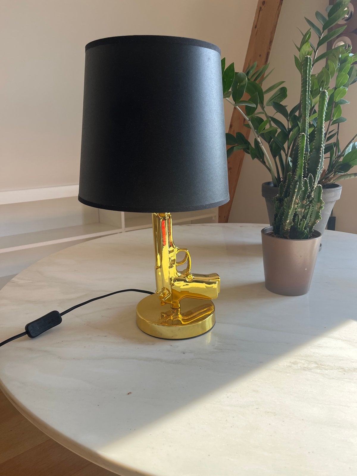 Gouden tafellamp in de vorm van een pistool, Met schakelaar, Gebruikt, Overige merken, Sfeerlamp