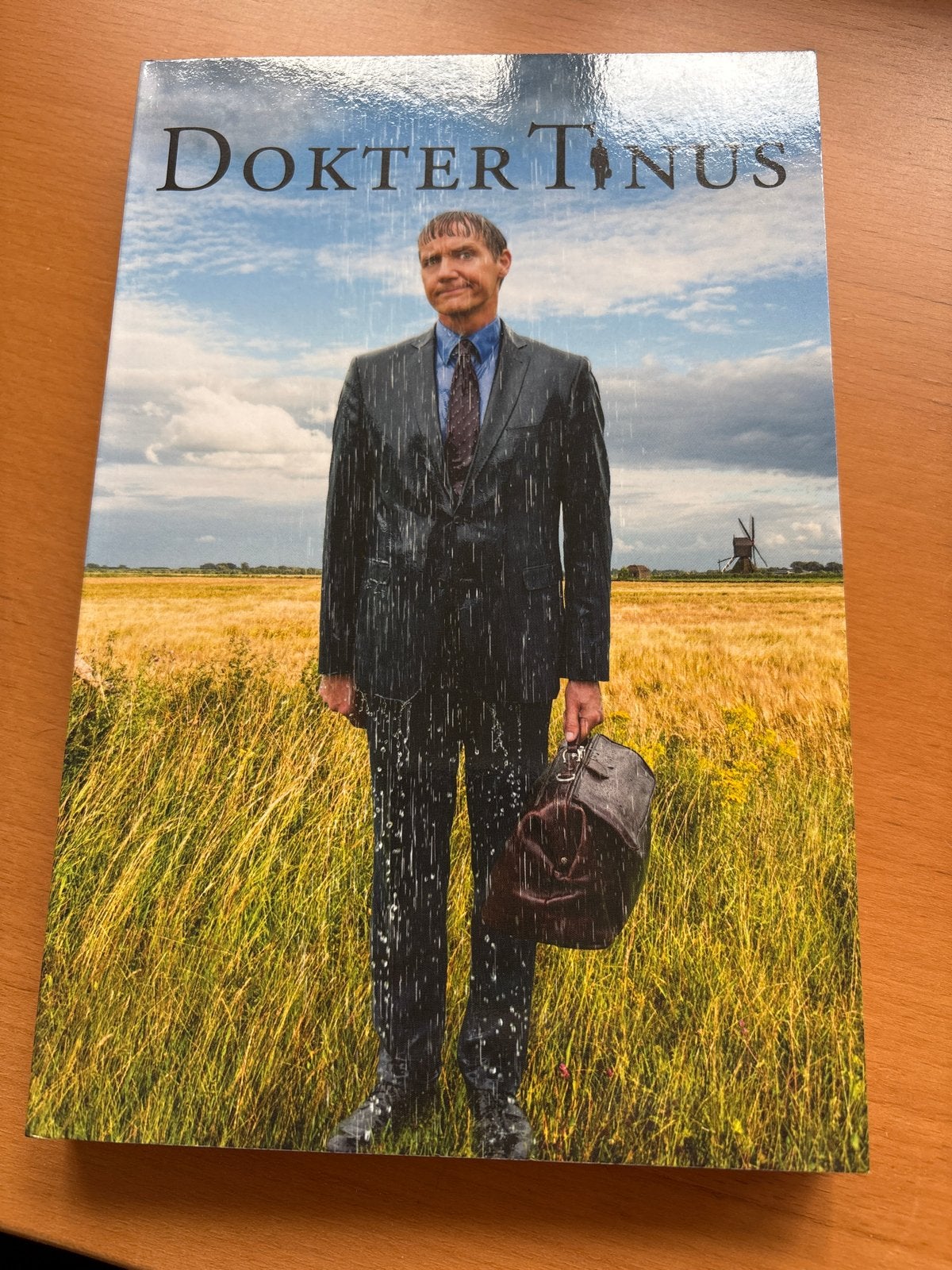 Dokter Tinus Boek - Humoristische Roman, Ophalen of Verzenden, Zo goed als nieuw, Nederland