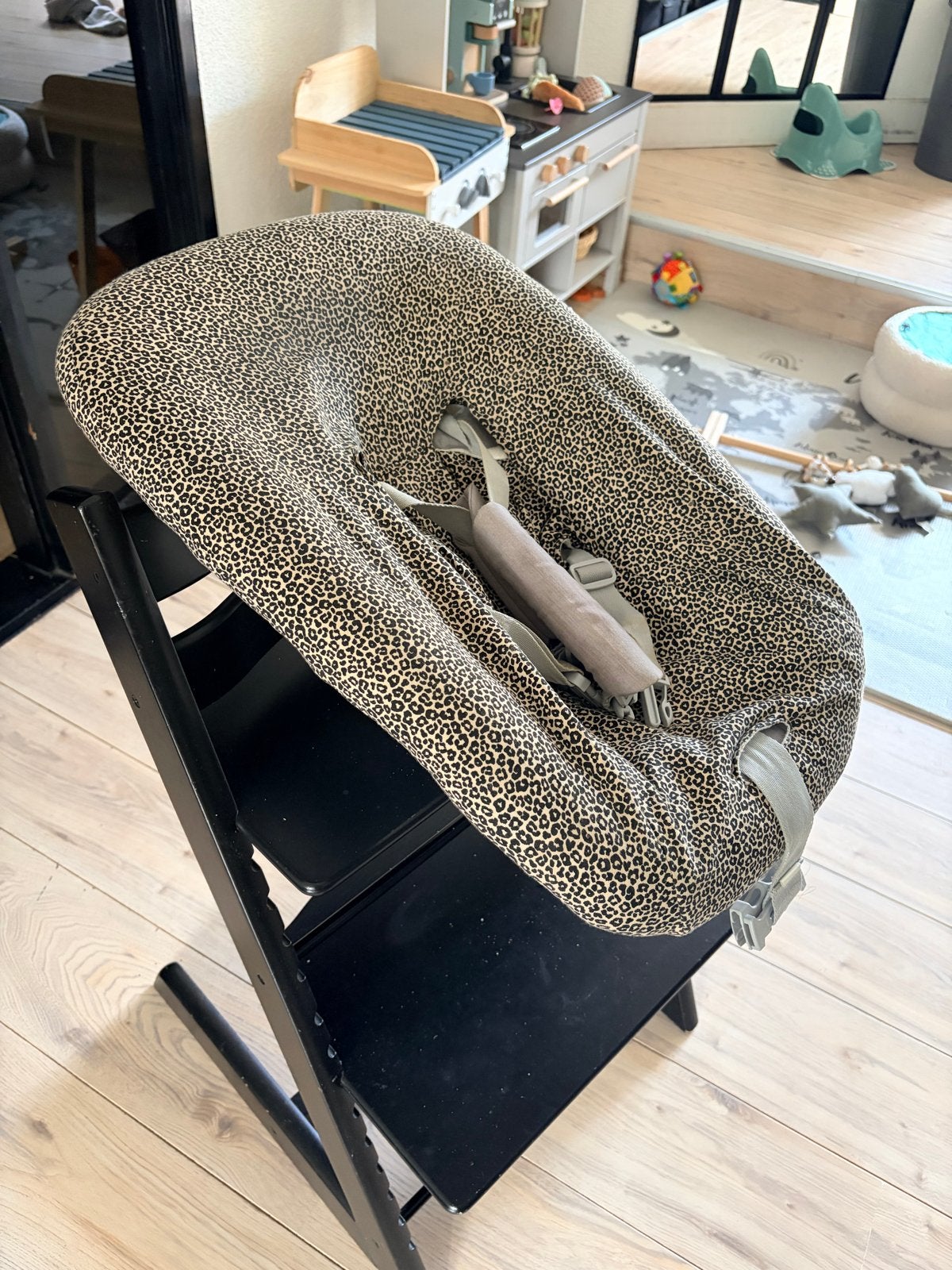 Stokke Tripp Trapp Newborn Set Leopardprint, Ophalen, Zo goed als nieuw, Meegroeistoel, Gordel(s)