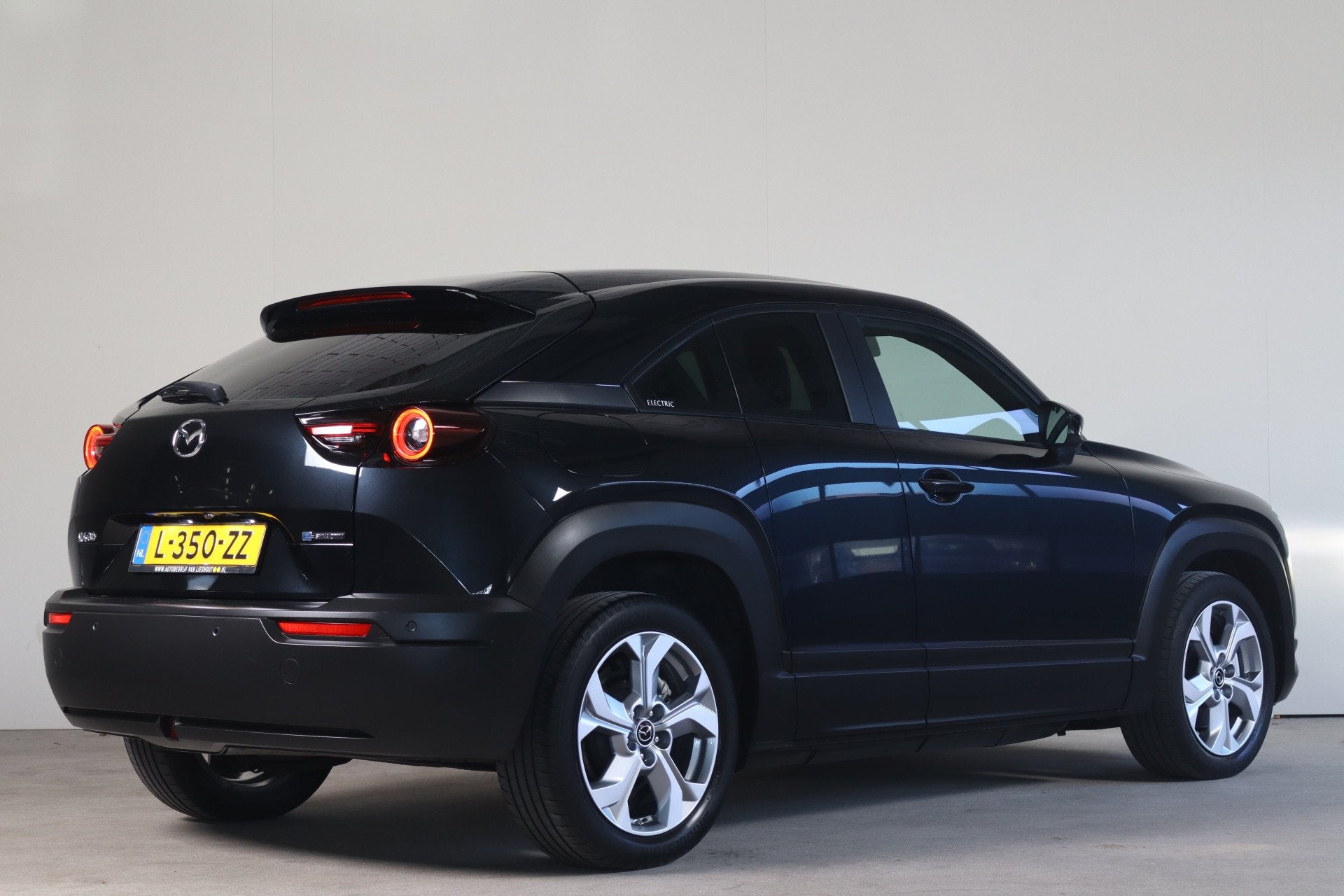 Mazda MX-30 e-SkyActiv 145 36 kWh - NL Auto! Head Up I Adap, Auto's, Stof, Gebruikt, 35 kWh, Zwart