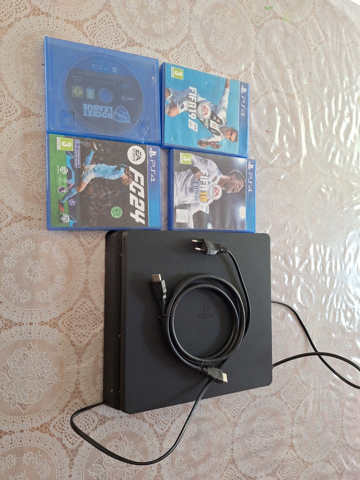 PlayStation 4 met paar games en zonder controllers, 1 speler, Ophalen, Gebruikt, Vanaf 3 jaar