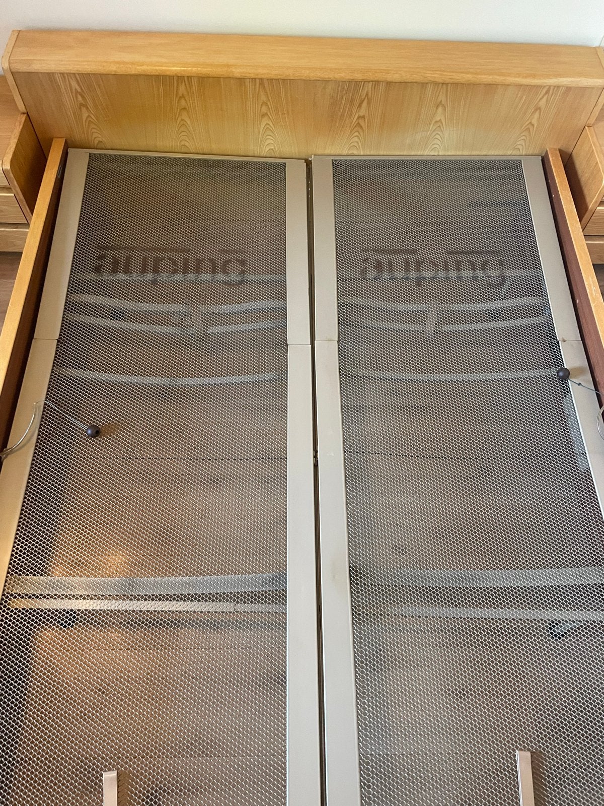 Foto 2 van Houten bed 160x200 met Auping bedbodems en nachtkastjes