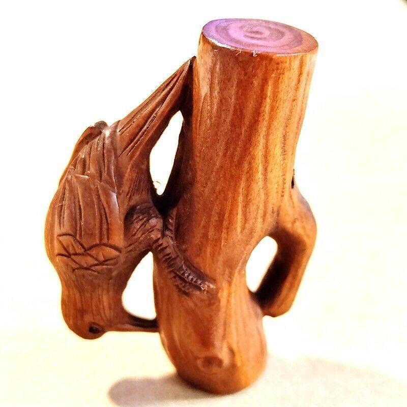 Houten Netsuke van een Specht op een boomstam, Verzamelen, Ophalen of Verzenden, Nieuw, Vogel, Beeldje of Figuurtje