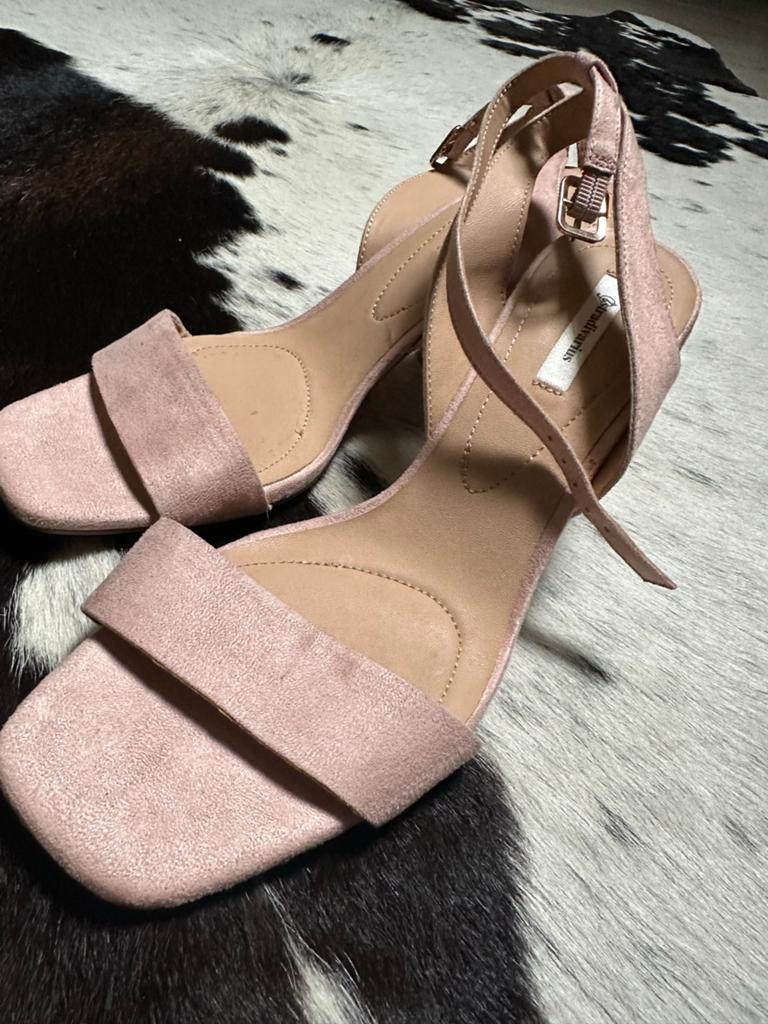 Roze suède hakken van Stradivarius, Kleding | Dames, Schoenen, Zo goed als nieuw, Pumps, Roze, Ophalen of Verzenden