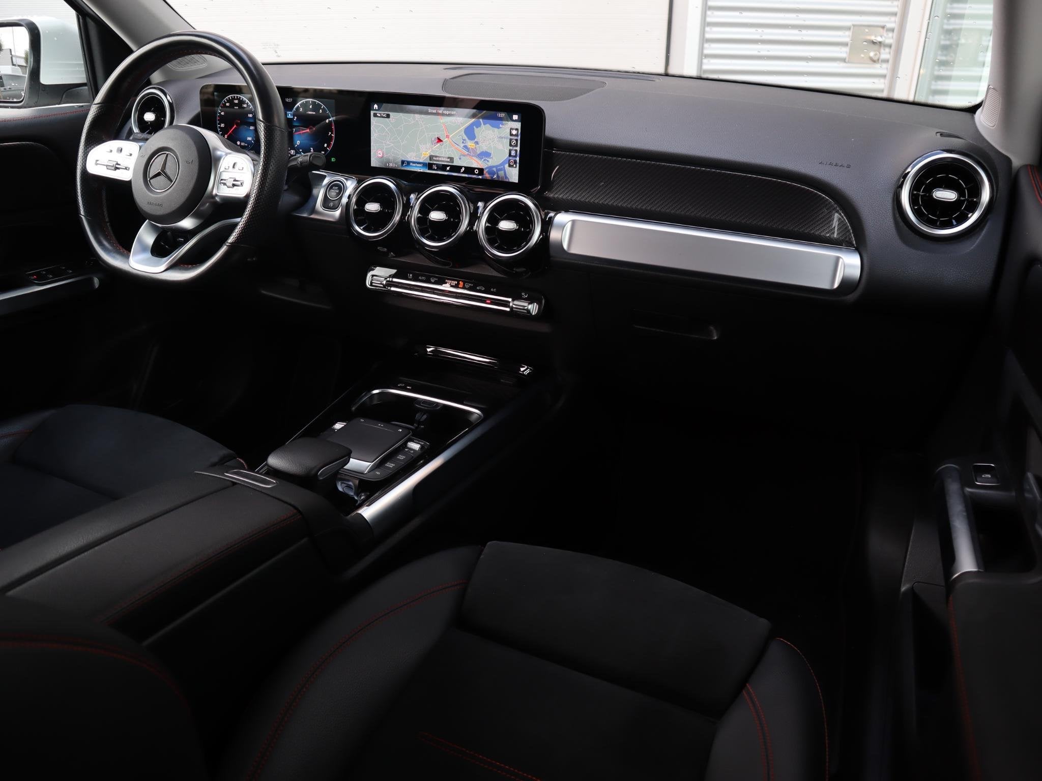 Mercedes-Benz GLB 200 Premium Plus l Trekhaak l Panoramadak, Auto's, 4 cilinders, Leder en Stof, 14 km/l, Bedrijf