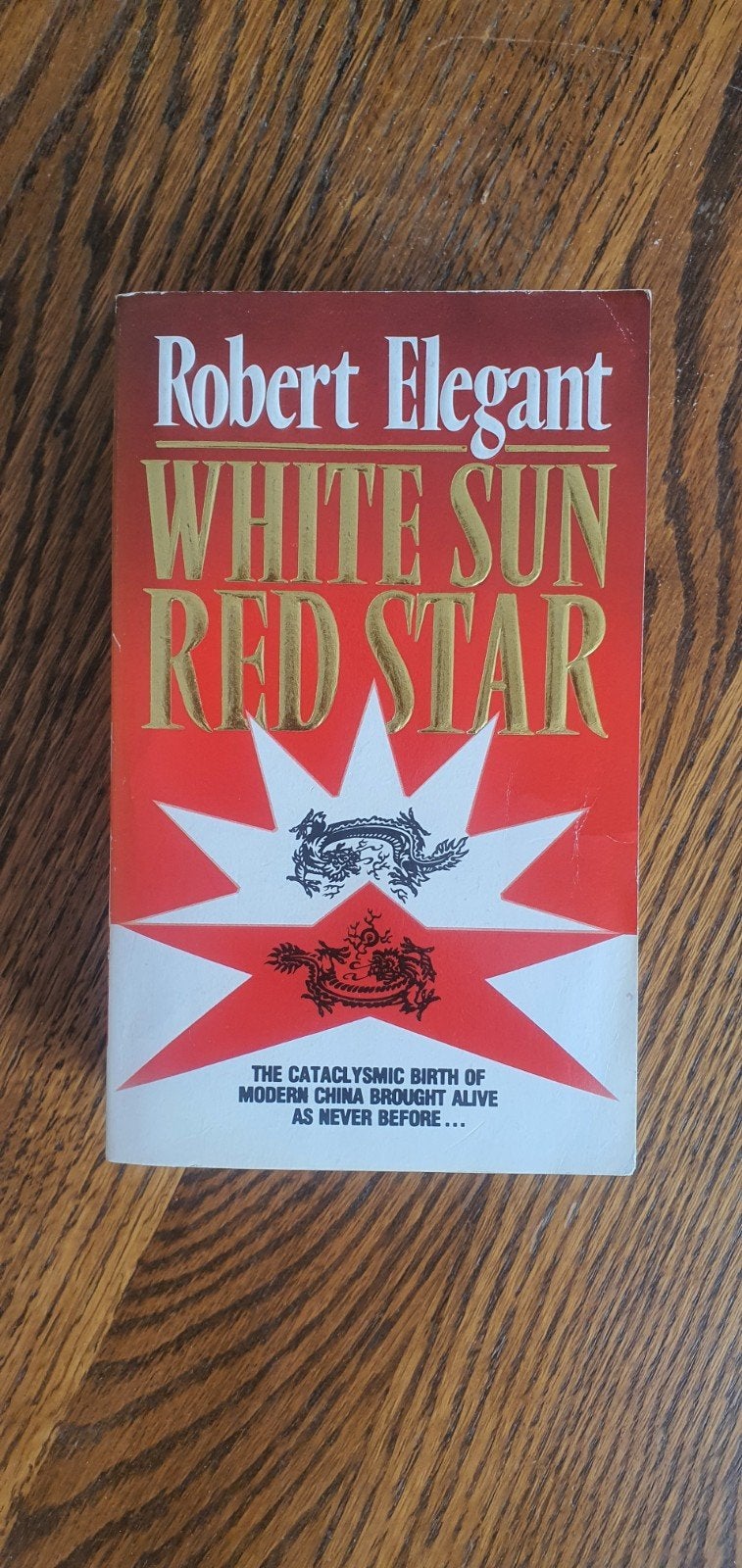 White Sun Red Star - Robert Elegant, Robert Elegant, Ophalen of Verzenden, Zo goed als nieuw, Amerika