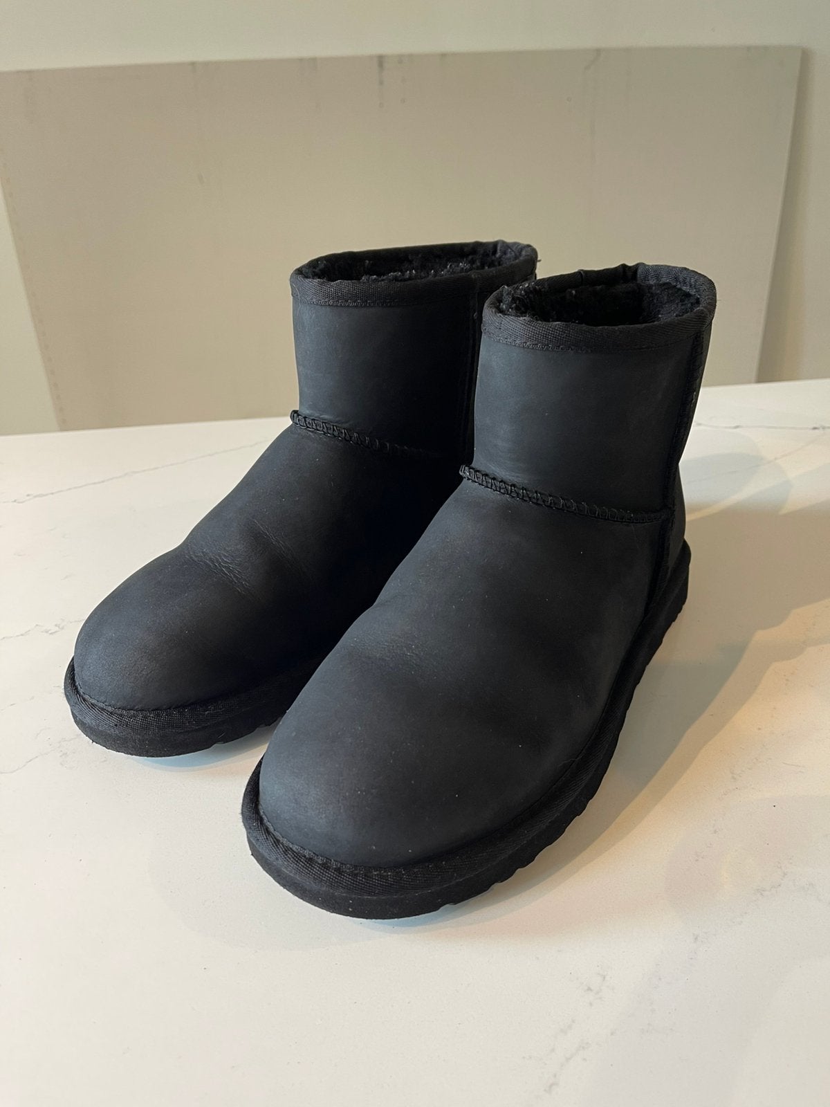 UGG Classic Mini Leather / leren Laarzen Maat 39., Zwart, Lage of Enkellaarzen, Ophalen of Verzenden, Zo goed als nieuw
