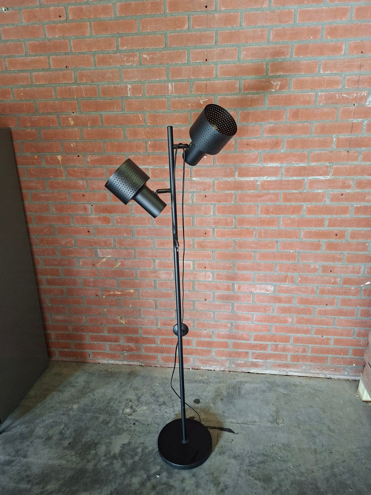 Kwantum Vloerlamp met twee verstelbare spots - Zwart, Huis en Inrichting, Ophalen, Gebruikt, Modern, Industrieel, E27 (groot)