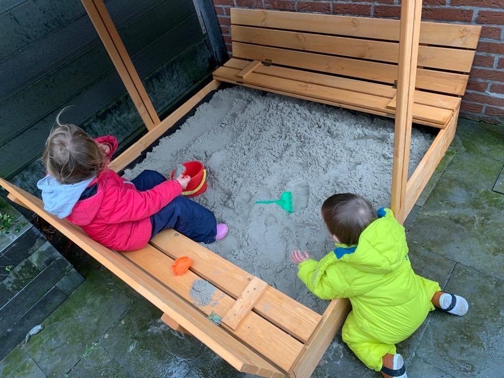 Zandbak met dak en bankjes - donkergrijs gebeitst, Kinderen en Baby's, Speelgoed | Buiten | Zandbakken, Ophalen, Gebruikt